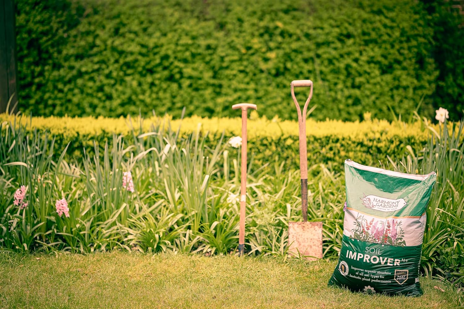 Harmony Gardens Soil Improver (50L) | Peat-Free Top Soil Fertiliser and Conditioner. Nitrogen and Trace Element Enriched