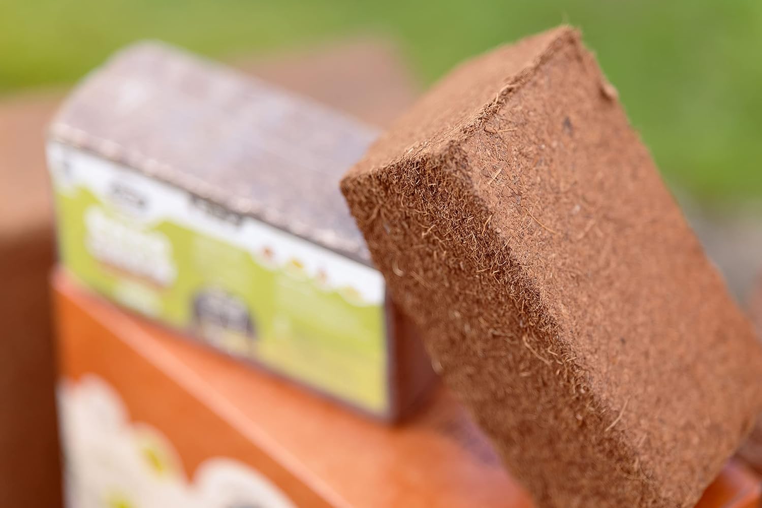 COCO & COIR Coco Soil Coconut Fibre. 100% Natural Organic Coconut Coir Compost Brick - Coco Grow (9L)